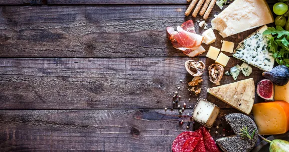 Houten tafel met kaas en charcuterie