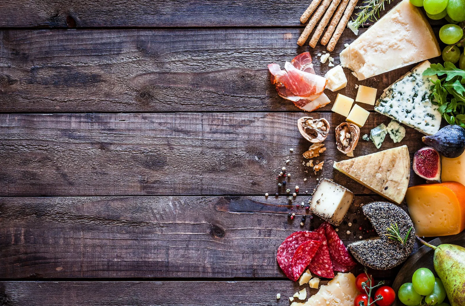 Houten tafel met kaas en charcuterie