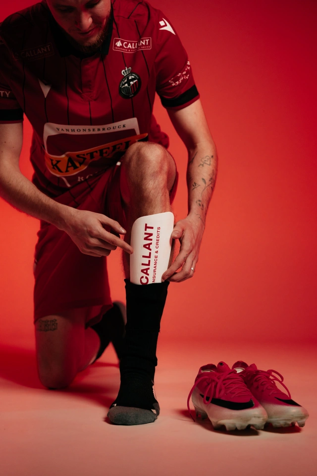 Mandel United uitrusting 2026-2027 met scheenbeschermers met Callant logo