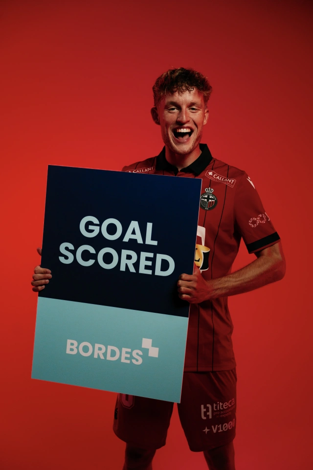 Mandel United uitrusting 2026-2027 met sponsorbord Bordes