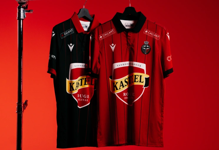 Thuis- en uitshirt van Mandel United 2026-2027 met bedrukking Kasteel Rouge, Callant en Infinity Jobs